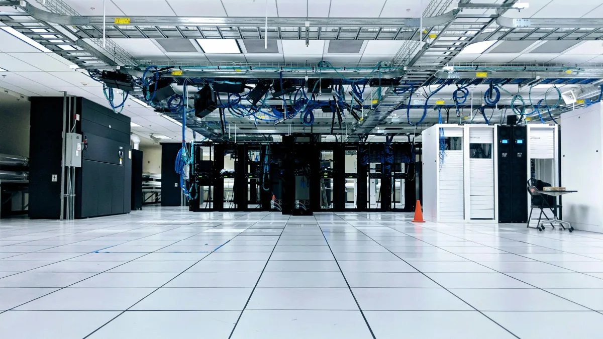 Rack, cavi e apparecchiature in una sala server